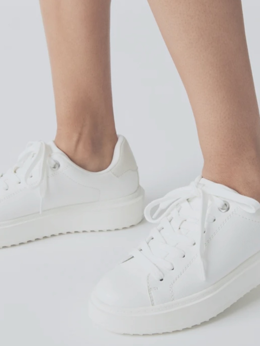 Steve Madden White Sneakers NWOT SIZE 9 (Trending)